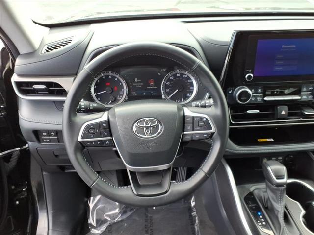 Photo of 2023 Midnight Black Metallic Toyota Highlander