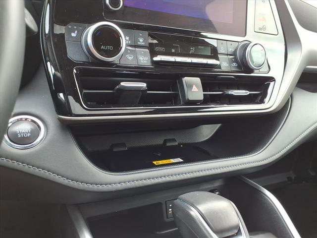 Photo of 2023 Midnight Black Metallic Toyota Highlander