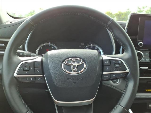 Photo of 2023 Midnight Black Metallic Toyota Highlander