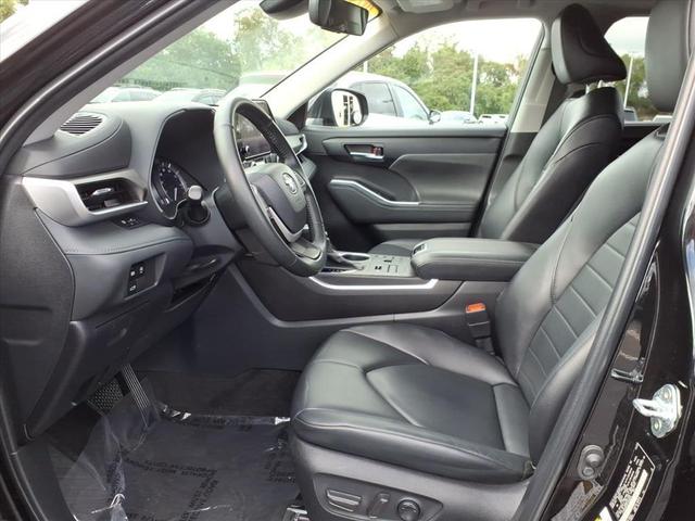 Photo of 2023 Midnight Black Metallic Toyota Highlander