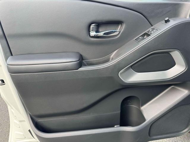 Photo of 2025 Glacier White Nissan Frontier