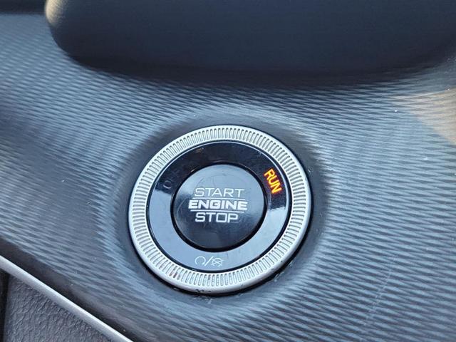 Photo of 2024 Diamond Black Crystal Pearlcoat Jeep Grand Cherokee L