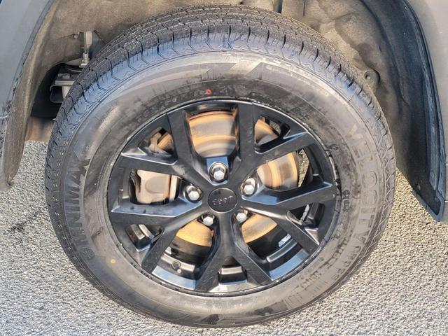 Photo of 2024 Diamond Black Crystal Pearlcoat Jeep Grand Cherokee L