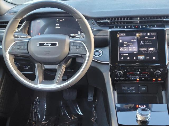 Photo of 2024 Diamond Black Crystal Pearlcoat Jeep Grand Cherokee L
