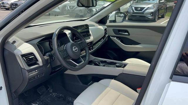 Photo of 2023 Pearl White Tricoat Nissan Rogue