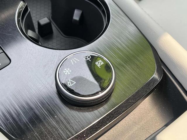 Photo of 2023 Pearl White Tricoat Nissan Rogue