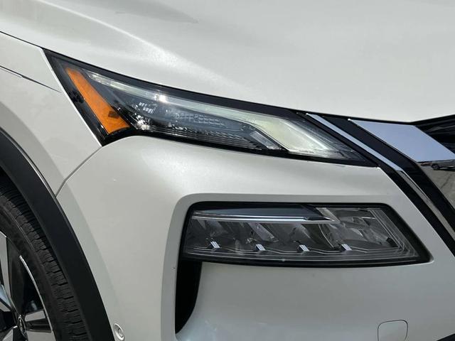 Photo of 2023 Pearl White Tricoat Nissan Rogue
