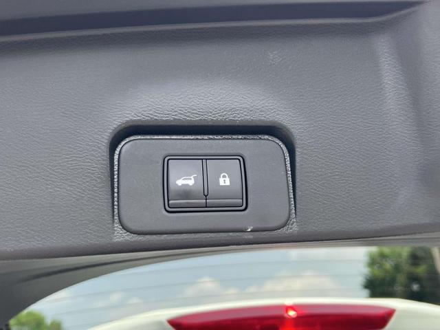 Photo of 2023 Pearl White Tricoat Nissan Rogue