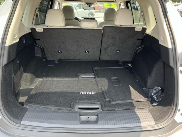 Photo of 2023 Pearl White Tricoat Nissan Rogue