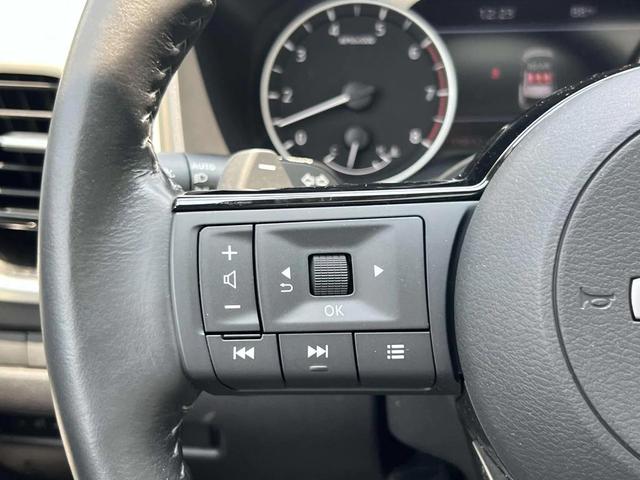 Photo of 2023 Pearl White Tricoat Nissan Rogue