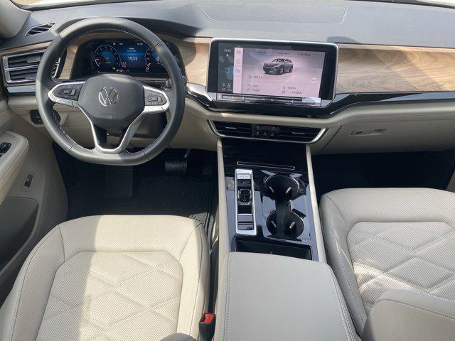 Photo of 2025 Pure White Volkswagen Atlas