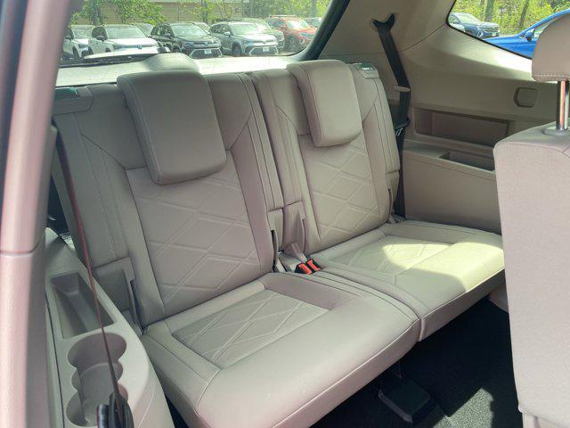 Photo of 2025 Pure White Volkswagen Atlas