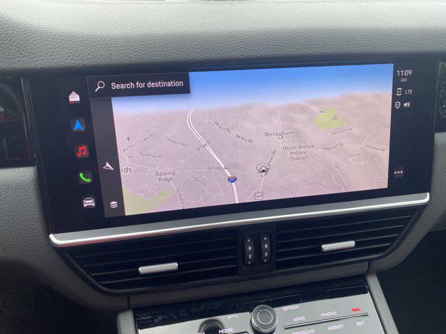 Photo of 2022 White Porsche Cayenne