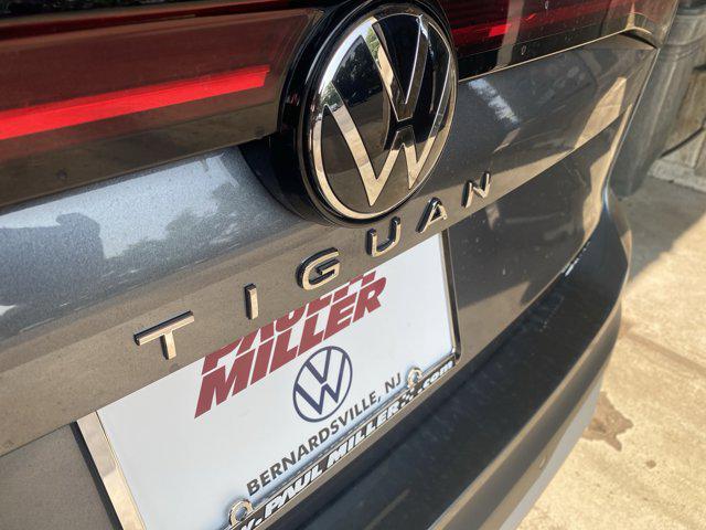 Photo of 2025 Platinum Gray Metallic Volkswagen Tiguan