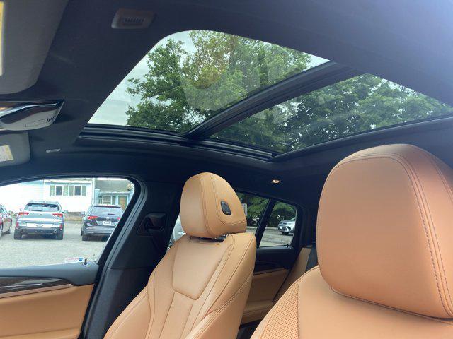 Photo of 2023 Alpine White BMW X4