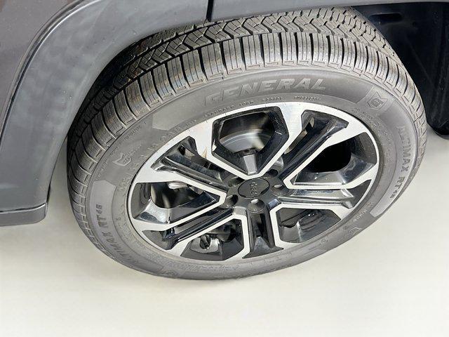 Photo of 2022 Granite Crystal Metallic Clearcoat Jeep Compass