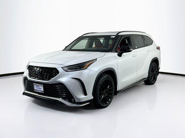 Photo of 2023 Wind Chill Pearl Toyota Highlander