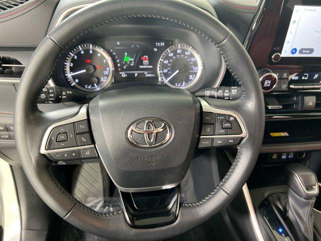 Photo of 2023 Wind Chill Pearl Toyota Highlander