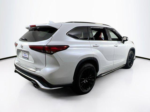 Photo of 2023 Wind Chill Pearl Toyota Highlander