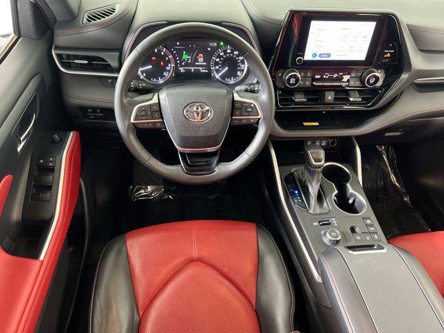 Photo of 2023 Wind Chill Pearl Toyota Highlander