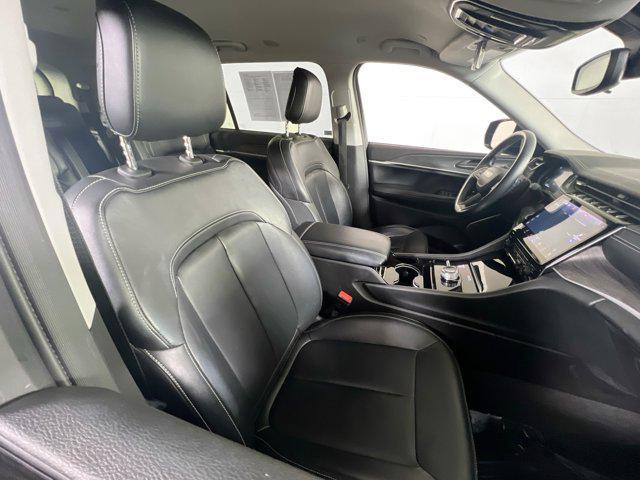 Photo of 2021 Diamond Black Crystal Pearlcoat Jeep Grand Cherokee L