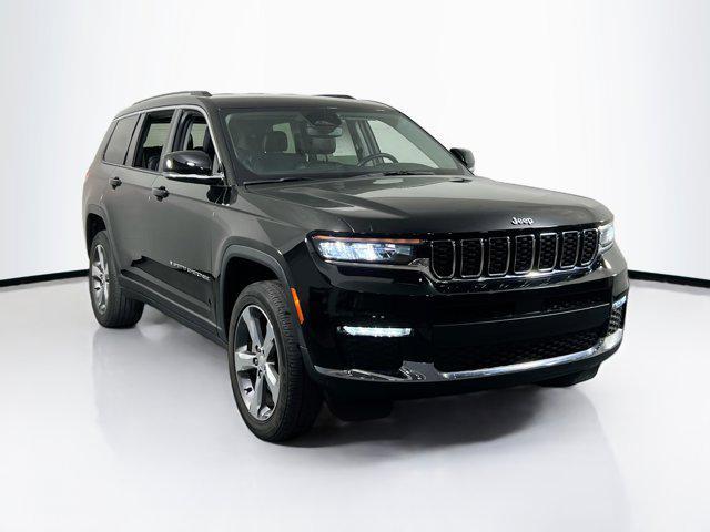 Photo of 2021 Diamond Black Crystal Pearlcoat Jeep Grand Cherokee L