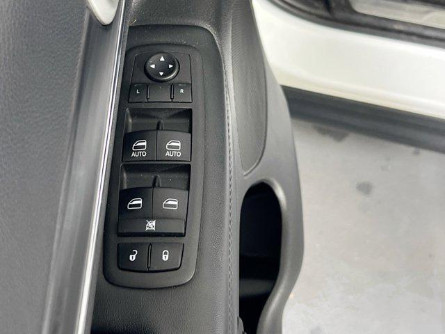 Photo of 2022 Bright White Clearcoat Jeep Grand Cherokee