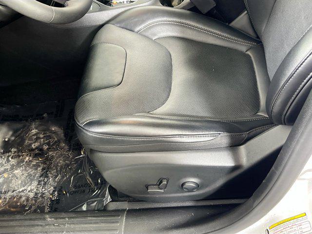 Photo of 2022 Bright White Clearcoat Jeep Cherokee