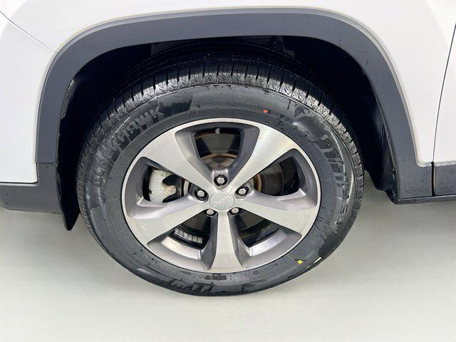 Photo of 2022 Bright White Clearcoat Jeep Cherokee