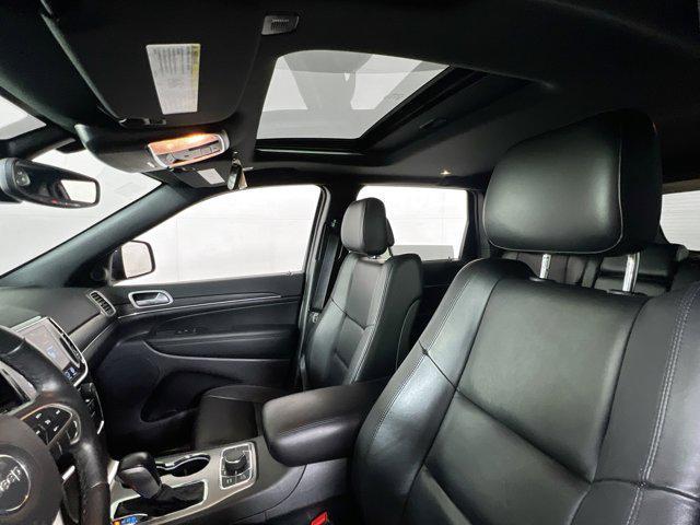 Photo of 2022 Diamond Black Crystal Pearlcoat Jeep Grand Cherokee