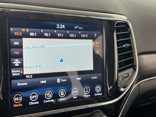 Photo of 2022 Diamond Black Crystal Pearlcoat Jeep Grand Cherokee