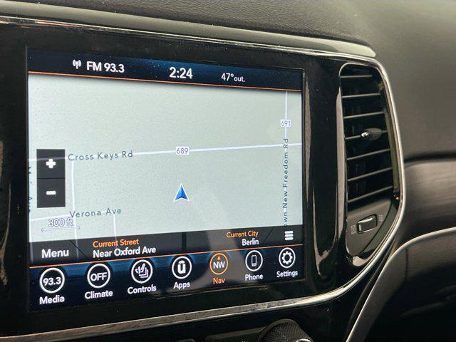 Photo of 2022 Diamond Black Crystal Pearlcoat Jeep Grand Cherokee