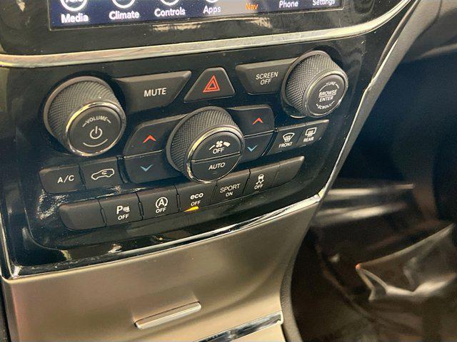 Photo of 2022 Diamond Black Crystal Pearlcoat Jeep Grand Cherokee