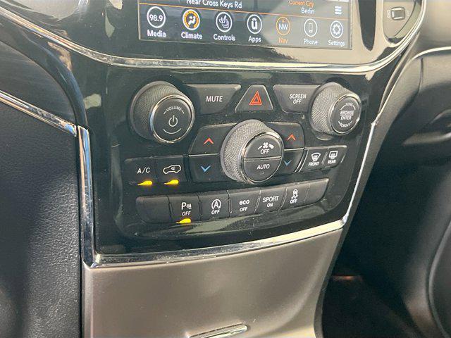 Photo of 2022 Diamond Black Crystal Pearlcoat Jeep Grand Cherokee