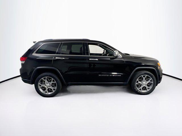 Photo of 2022 Diamond Black Crystal Pearlcoat Jeep Grand Cherokee
