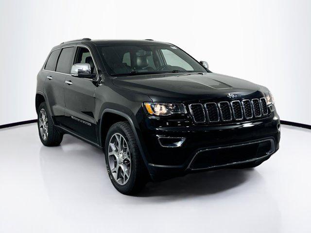 Photo of 2022 Diamond Black Crystal Pearlcoat Jeep Grand Cherokee