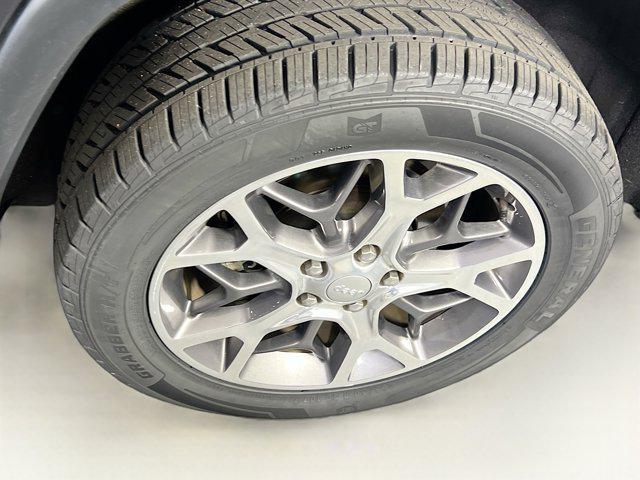 Photo of 2022 Diamond Black Crystal Pearlcoat Jeep Grand Cherokee
