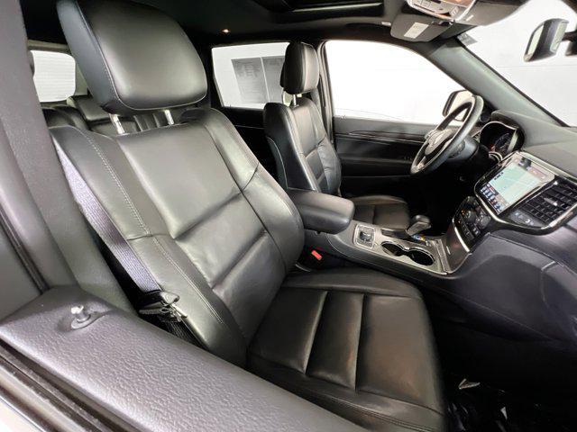 Photo of 2022 Diamond Black Crystal Pearlcoat Jeep Grand Cherokee
