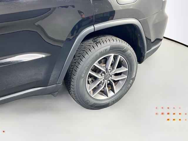 Photo of 2022 Diamond Black Crystal Pearlcoat Jeep Grand Cherokee