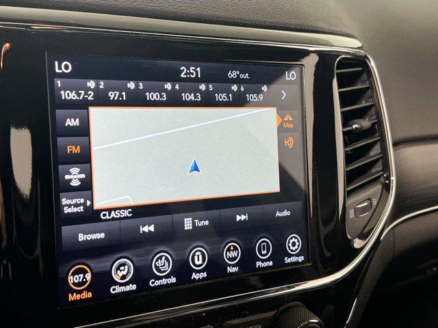 Photo of 2022 Diamond Black Crystal Pearlcoat Jeep Grand Cherokee