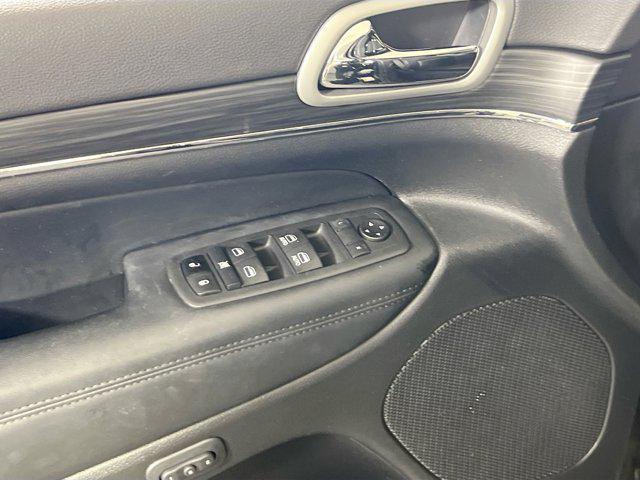 Photo of 2022 Diamond Black Crystal Pearlcoat Jeep Grand Cherokee