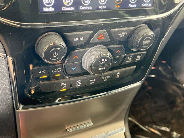Photo of 2022 Diamond Black Crystal Pearlcoat Jeep Grand Cherokee