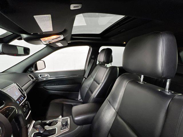 Photo of 2022 Diamond Black Crystal Pearlcoat Jeep Grand Cherokee