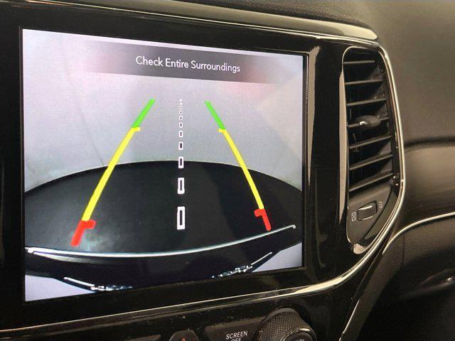 Photo of 2022 Diamond Black Crystal Pearlcoat Jeep Grand Cherokee