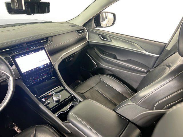 Photo of 2021 Diamond Black Crystal Pearlcoat Jeep Grand Cherokee L