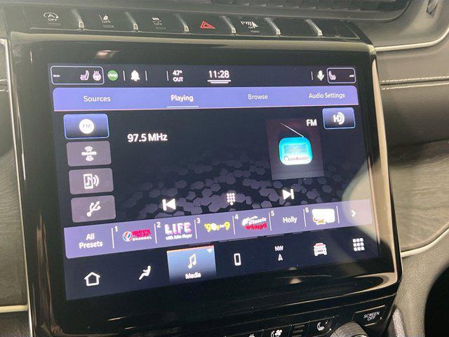 Photo of 2021 Diamond Black Crystal Pearlcoat Jeep Grand Cherokee L