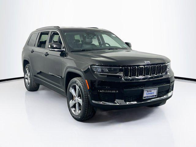 Photo of 2021 Diamond Black Crystal Pearlcoat Jeep Grand Cherokee L