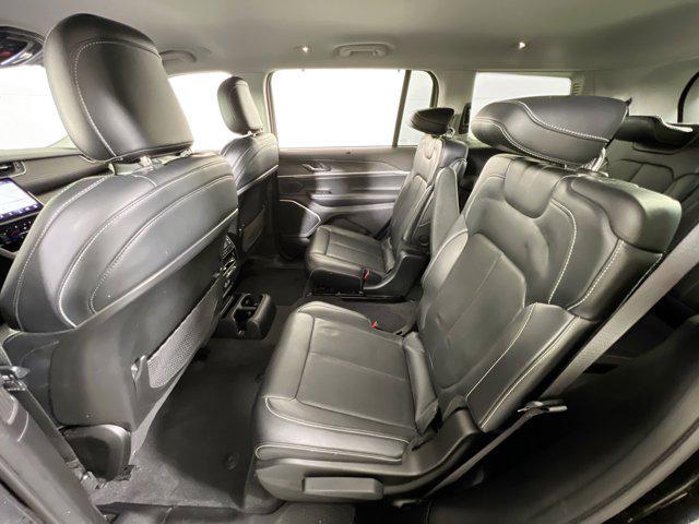 Photo of 2021 Diamond Black Crystal Pearlcoat Jeep Grand Cherokee L