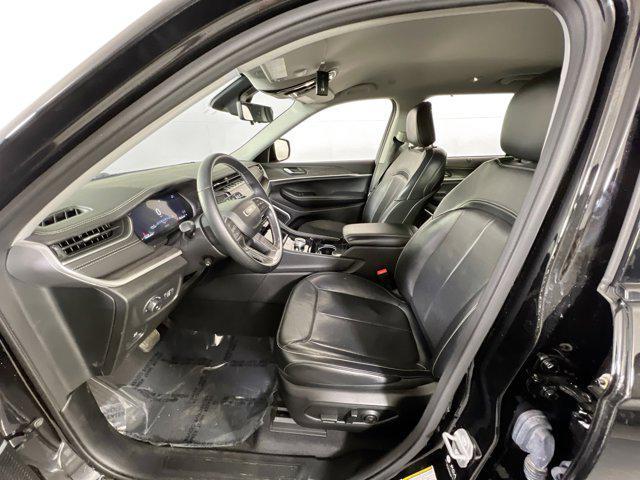 Photo of 2021 Diamond Black Crystal Pearlcoat Jeep Grand Cherokee L