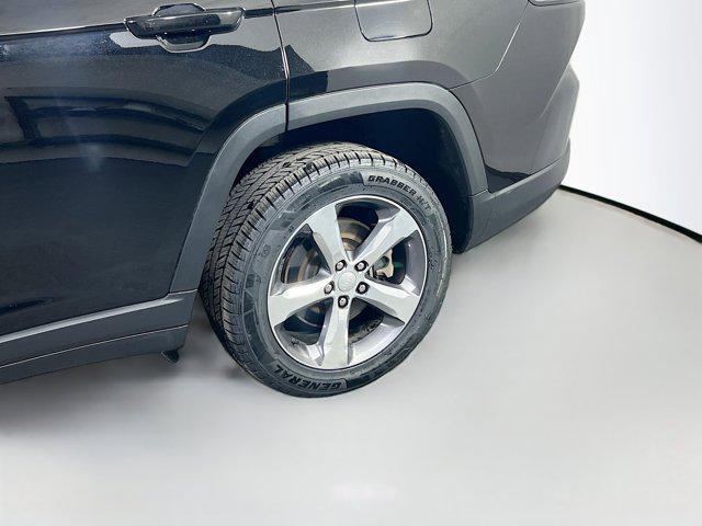 Photo of 2021 Diamond Black Crystal Pearlcoat Jeep Grand Cherokee L